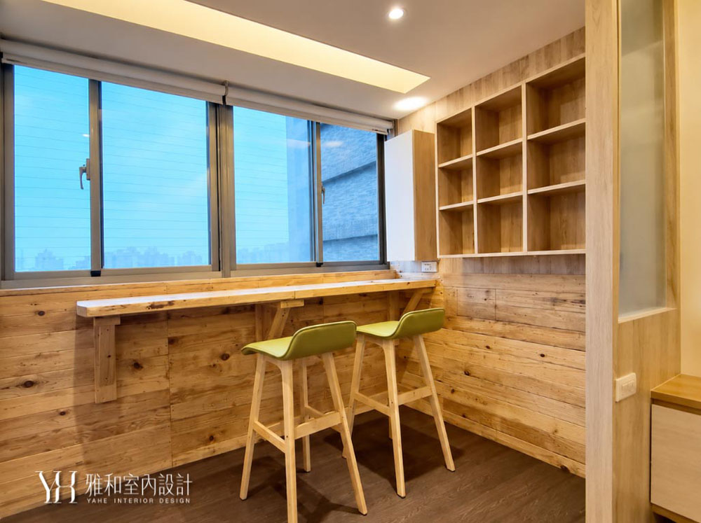 居家吧台設計－老屋木質風吧台原木層架跳色吧檯椅